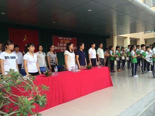 Trường THCS Đức Giang thực hiện chào cờ và hát quốc ca đầu tuần theo qui định mới.